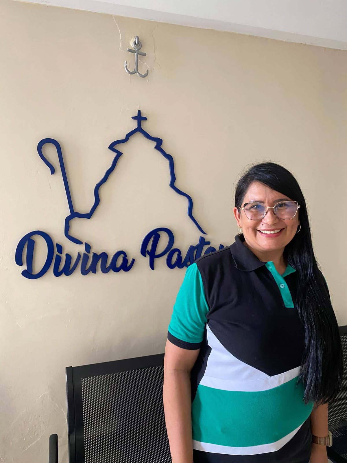 Integrante del equipo de Papelería Suoficina con el uniforme de la empresa