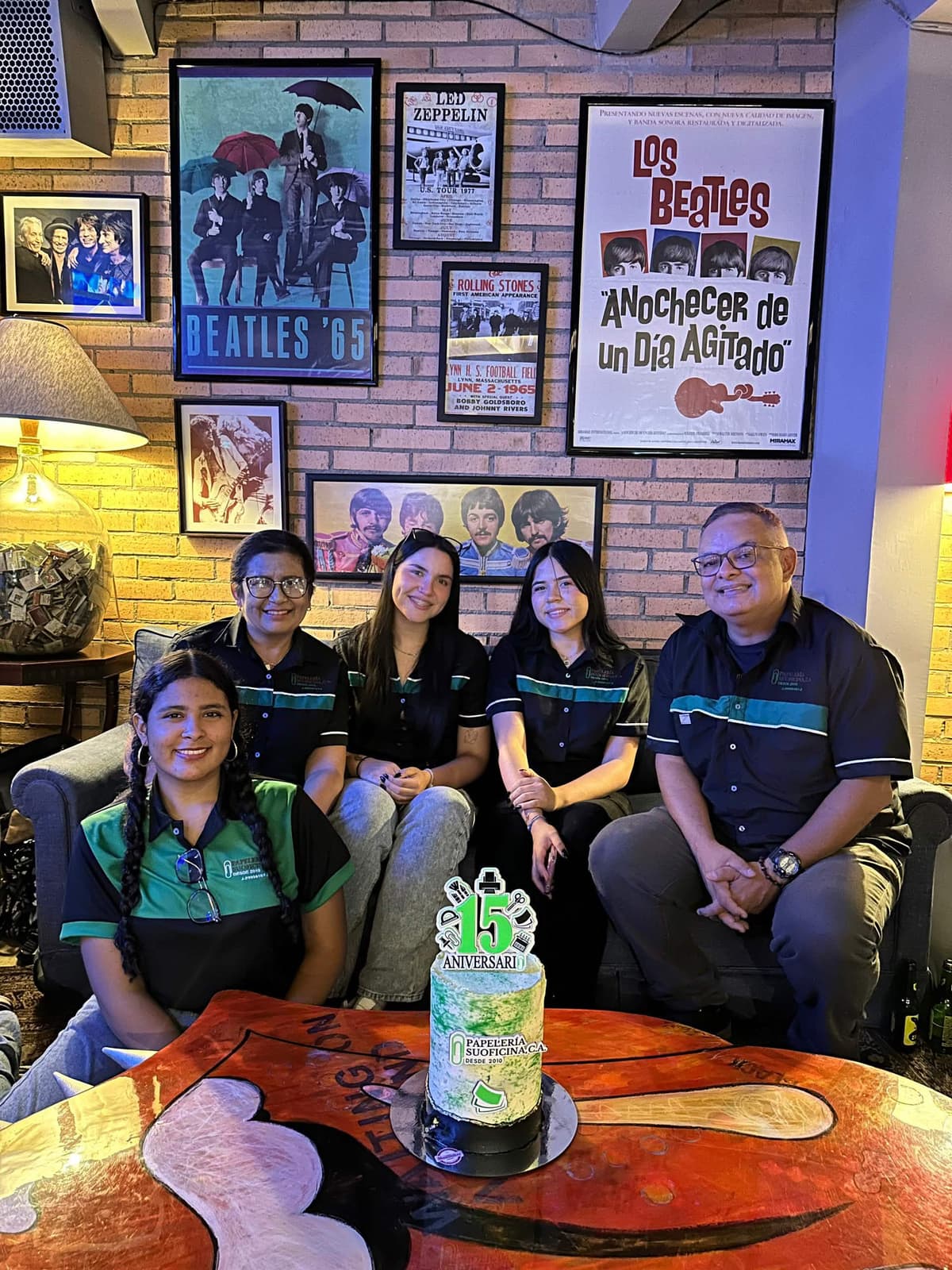 Equipo de Papelería Suoficina celebrando los 15 años del negocio en Barquisimeto